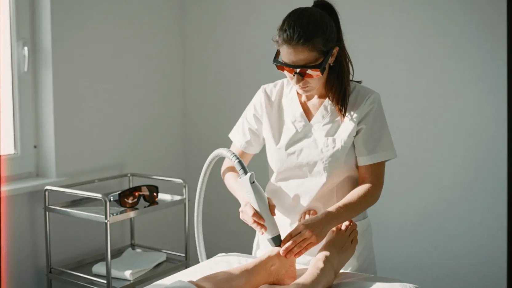 Esteticista realizando un tratamiento de depilación láser