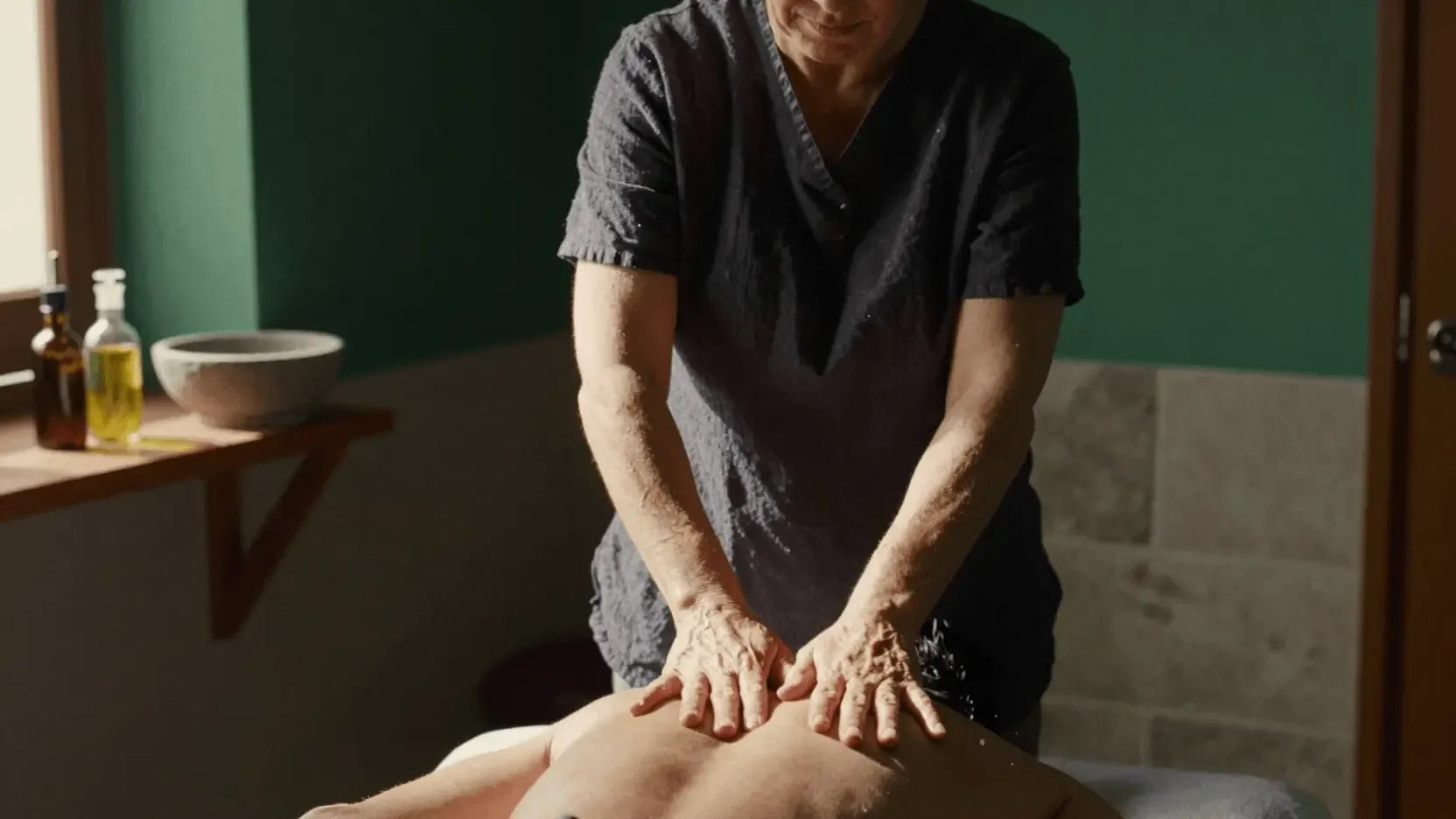 Masajista dando un masaje relajante en un spa